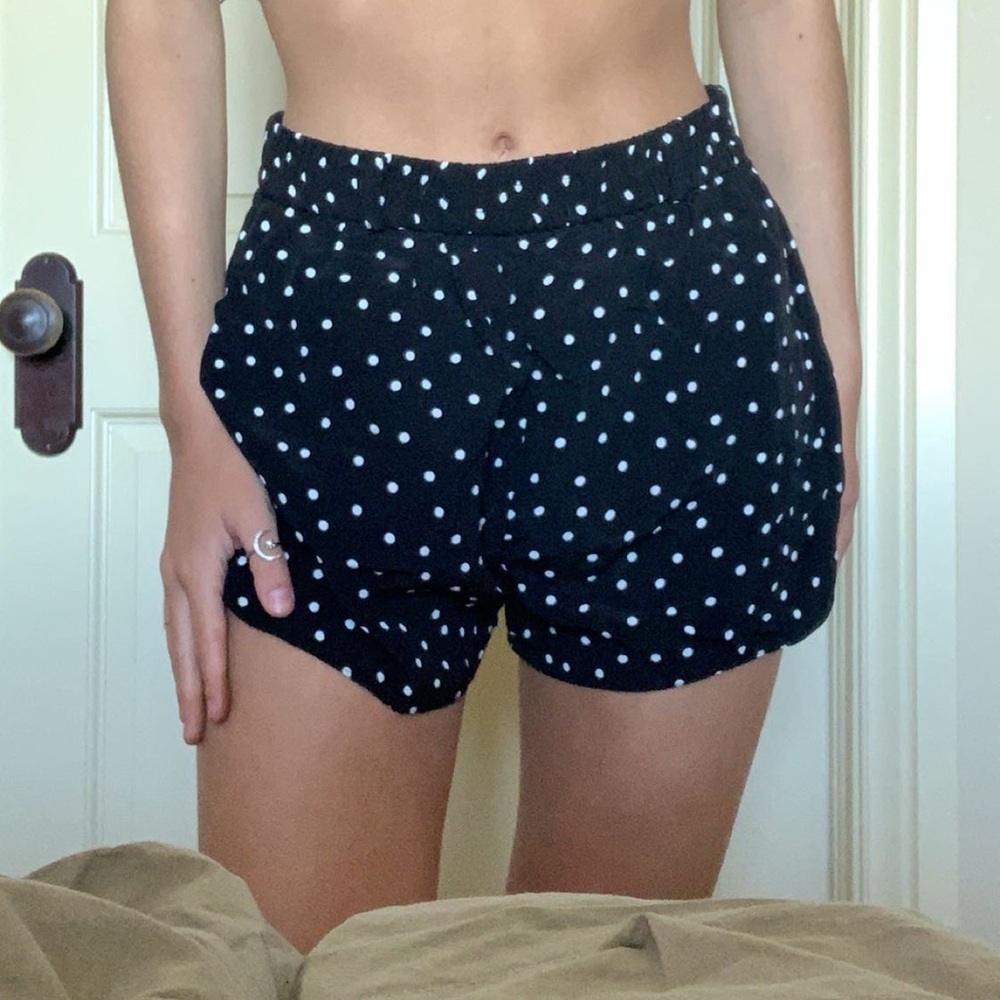 urban outfitters polka dot flowy shorts🖤🤍